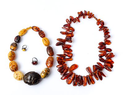 DUE COLLANE E DUE ANELLI Due collane in ambra e due anelli in argento e ambra (g. 426,62).