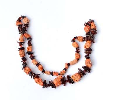 COLLANA in ambra, corallo spugnoso e argento (g. 322).