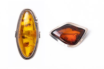 SPILLA E ANELLO in argento e ambra (g. 30).