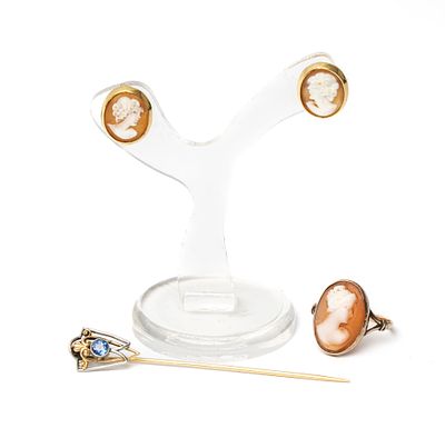 ANELLO, ORECCHINI E SPILLONE Anello in oro giallo 9 KT con cammeo raffigurante "Profilo 