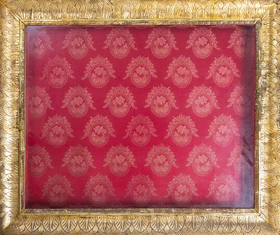 MANIFATTURA SICILIANA DEL XIX SECOLO, Teca con cornice. Teca con cornice a guantiera in legno 