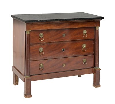 MANIFATTURA FRANCESE DEL XIX SECOLO, Cassettone. Cassettone Impero a tre cassetti in legno di 