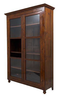 MANIFATTURA SICILIANA DEL XIX SECOLO, Libreria. Libreria in legno di abete a due ante a vetro. 
