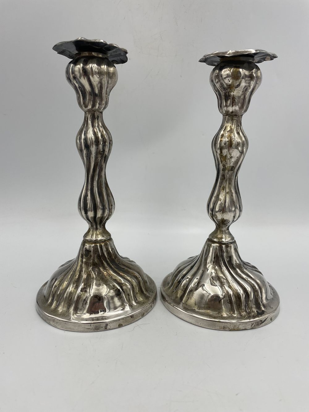 זוג פמוטים מרשמים, מעוצבים בקווים מעגליים ובעבודת בלט.מצב טוב מאד.
גובה 15 ס"מ, משקל: 172 גרם. 