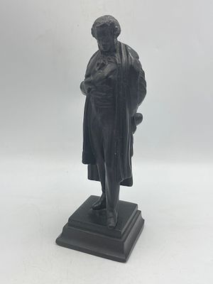 פסלון ברזל יצוק צבוע של המשורר הרוסי הנודע אלכסנדר פושקין. ישן נושן. הדמות עוטה גלימה ארוכה 