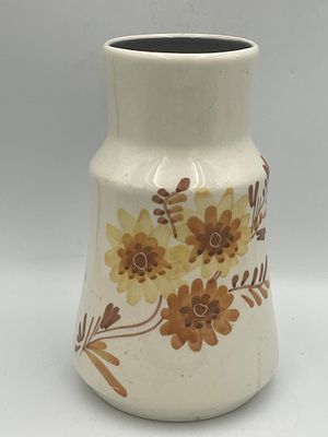 לפיד - אגרטל קרמיקה נאה עם דוגמאת עלים וענפים חתום על ידי " רן "