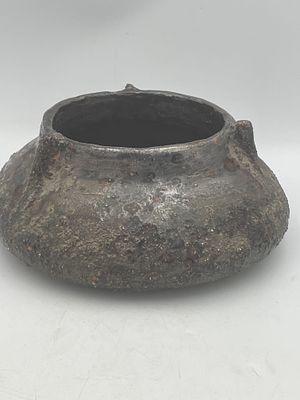 קערת קרמיקה ישנה מאוד נושאת מלא מדבקות מס קנייה