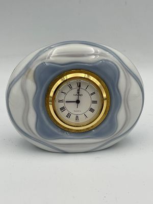 שעון פורצלן תוצרת Lladro, ספרד, המאה ה-20, מעוטר בצביעת יד אמן איכותית, חתום מידות בתמונות . שעון 