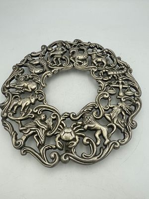 מעמד וינטג’ לסיר חם – 12 המזלות, GODINGER Silver, שנת 1993
מעמד כסף מצופה בעיצוב מרהיב של 12 