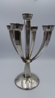 קנדלברת כסף אמריקית- תחילת המאה ה-20
קנדלברת 5 קנים תוצרת ארהב.קנים מתפרקים 
קנדלברה בקווים 