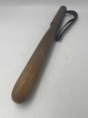 אלה קצרה מעץ (לעיתים מכונה "באטון" או Truncheon), ששימשה בעבר כציוד תקני של כוחות שיטור וביטחון 