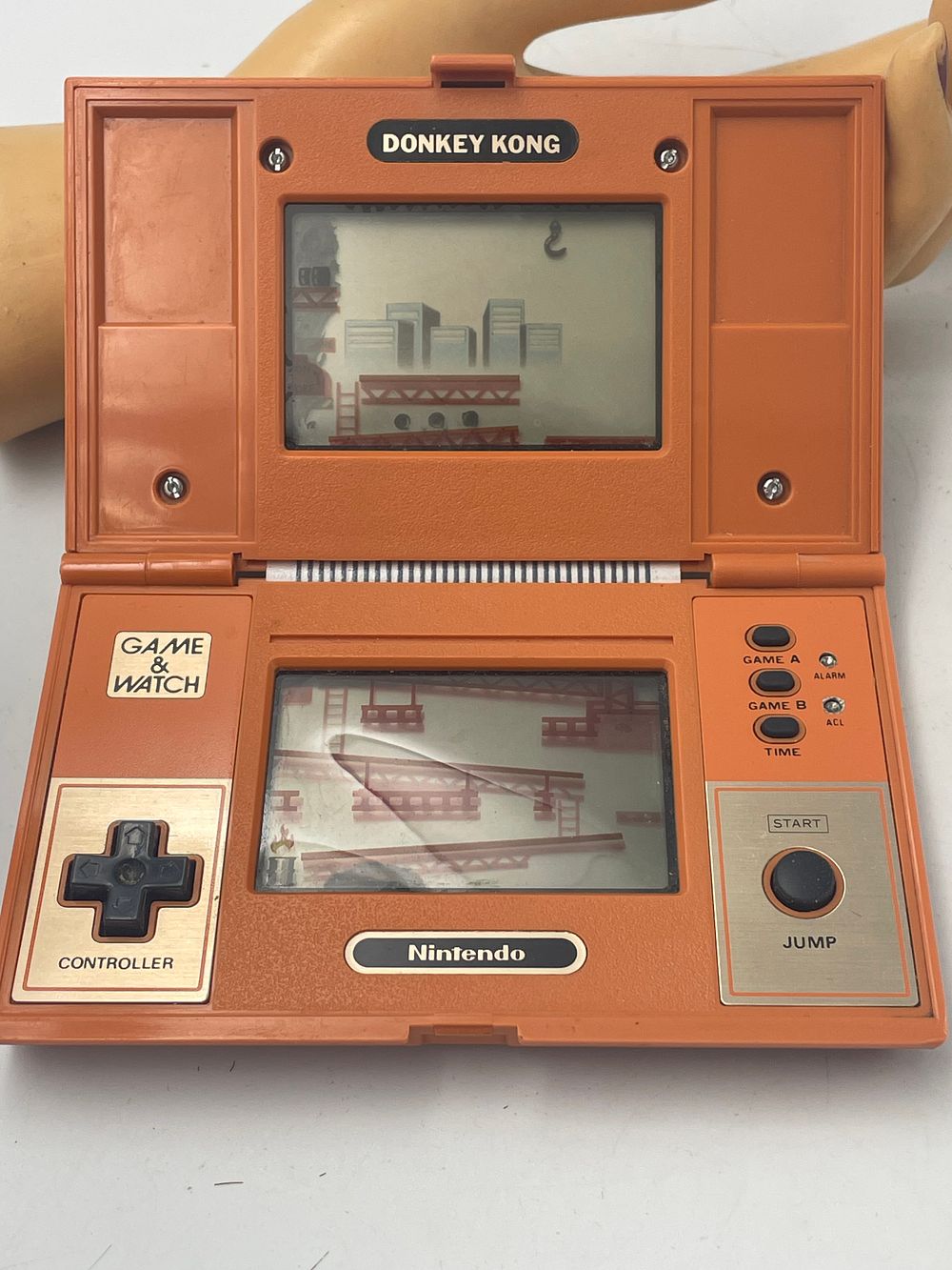 משחק מקורי Nintendo Game & Watch Donkey Kong מדגם DK-52, אשר שוחרר בשנת 1982. עובד יש נזק פנימי 