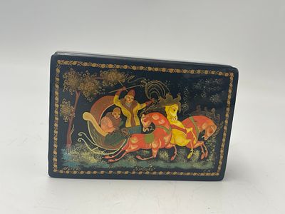 קופסת עיסת נייר מזכרת רוסית מלוכה (Russian Lacquer Trinket Box), שהיא פריט אספנות בעבודת יד. 