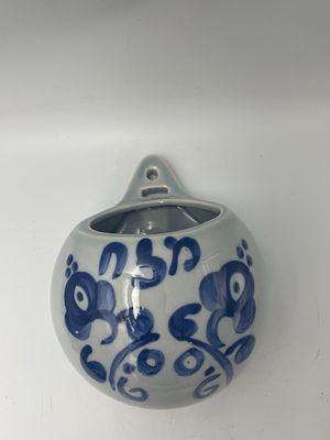 כלי קרמיקה לאחסון מלח בעיצוב מסורתי, המיוצר על ידי חברת "לפיד" הישראלית מסדרת "ערבסק". . כלי 