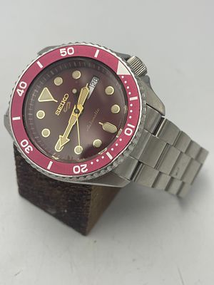 שעון מדגם Seiko 5 Sports SRPD69K1, הידוע בעיצוב הספורטיבי והאלגנטי שלו עם לוח ומסגרת (bezel) 