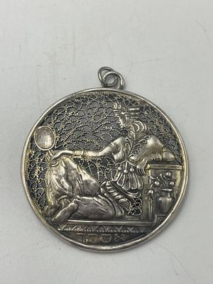 תליון וינטג' מכסף פיליגרן "בצלאל" ירושלים, המתאר את דמותה של אסתר המלכה. . תליון וינטג' מכסף 