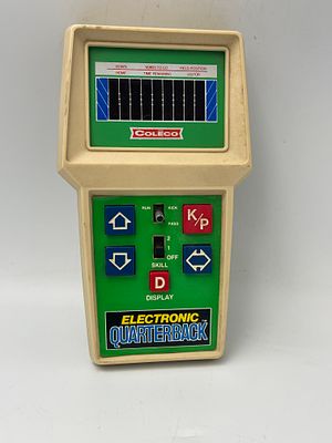משחק פוטבול אלקטרוני נייד וינטג' מסוג Coleco Electronic Quarterback משנת 1978. תקין ועובד. משחק 