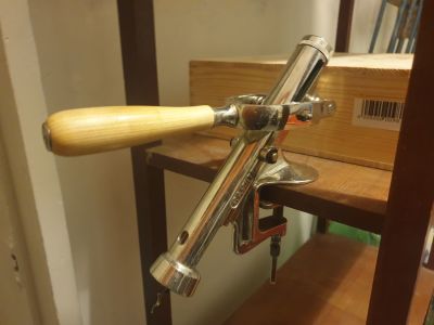 פותחן קיר תעשייתי לבר \מסעדה פלדה ועץ. במצב חדש