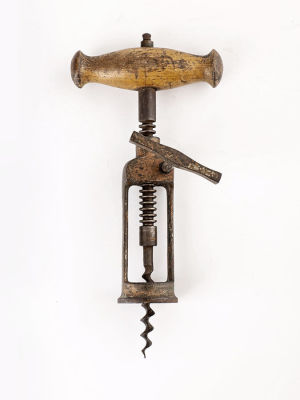 פותחן יין ישן נדיר מאוד ! מעץ ומתכת , עם ידית פטנט לסיבוב
. מצבו בינוני, שיפשופים וקצת שיתוך ( 