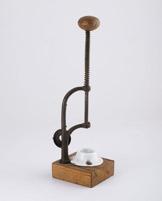 מכשיר עתיק לסגירת פקקי יין עץ ברזל ופורצלן
Antique wine corking system., wood, porcelain and 