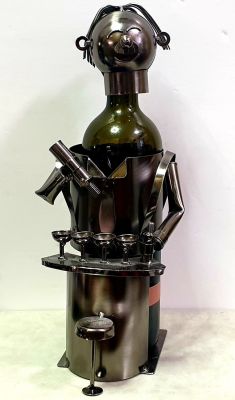 סל ברזל מודרני בדמות ברמן מותאם להכיל לאפסן ולהציג בקבוק יין או אלכוהול. במצב חדש