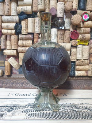 קונייאק לא מזוהה בקבוק נדיר צורת כדור הנוזל מלא ושקוף פקק סגור