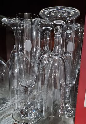 זוג כוסות שמפניה מזכוכית קריסטל של חברת הפאר הצרפתית בקרה
Baccarat
חתומות בלוגו ובמילה.
אפשר 