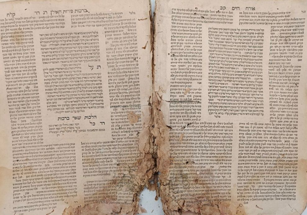 טור ובית יוסף חלק אורח חיים - ויניציאה, שמ"ט [1599].
תיאור:
עותק חסר - כא-קפא, דף. מצב גרוע 