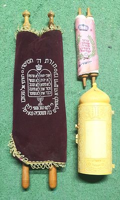 3 ספרי תורה קטנים לילדים. מצב טוב.