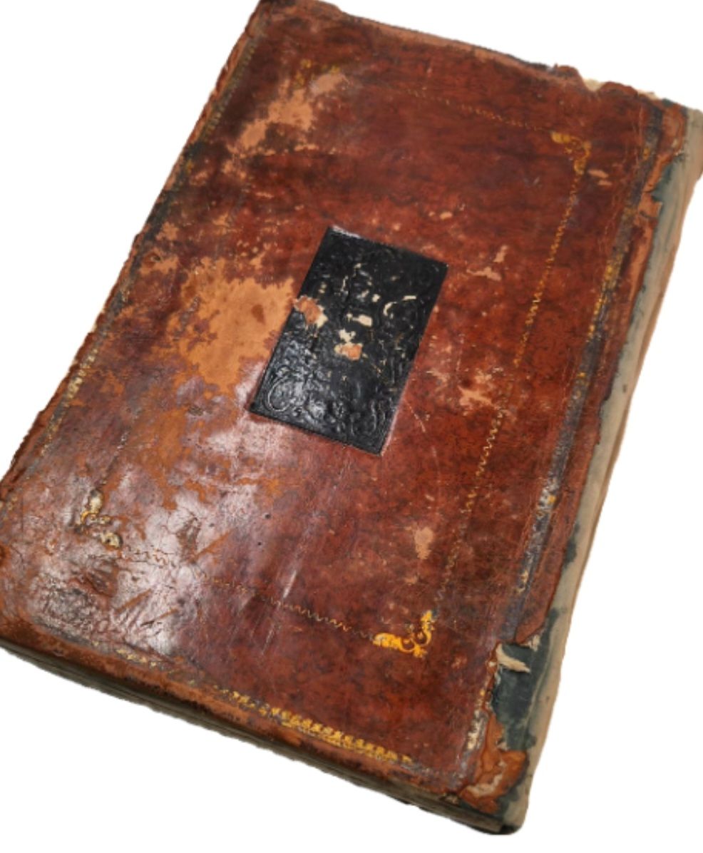 מסכת בבא מציעא. זיטאמיר, תרי"ט | 1859. עם הרי"ף. עותק חסר.
תלמוד בבלי מסכת בבא מציעא עם מפרשים. 