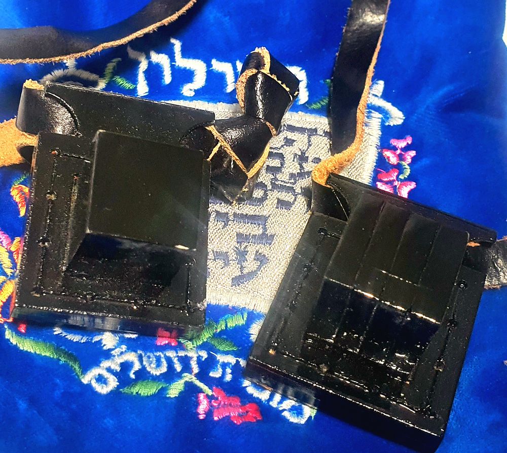 זוג תפילין סגורות. לא נבדק כשרות. נמכר כצריך בדיקת כשרות. מצב טוב.