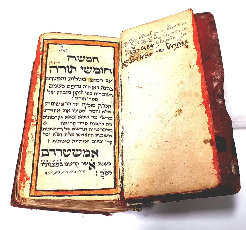 תנ"ך מניאטורי, עם השלמת שער מצוייר ומספר דפים בכתב יד. חתימות. מצב יפה. עותק חסר.