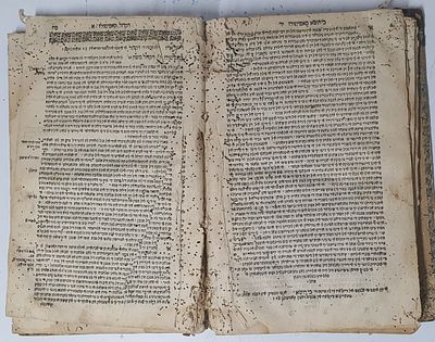 ספר בלאדינו משנות הת"ק. מצב בינוני-גרוע. פגעי ונקבי עש.