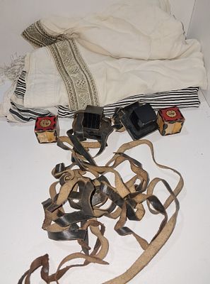 זוג טלית ותפילין. פסול.