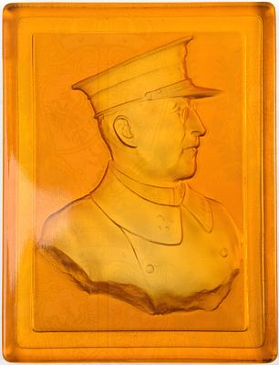 Portraitrelief K&ouml;nig Albert I. von Belgien, um 1930, orangefarbenes Glas, Brustbild in Uniform 