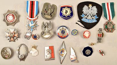 23 badges Polish Army and Police. 23 Abzeichen polnische Streitkr&auml;fte, 2 M&uuml;tzenabz. 