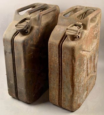 2 jerry cans Wehrmacht and British Army 1941/1944. 2 Kraftstoffkanister Wehrmacht und Britische 