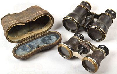 2 old opera glasses. 2 Operngl&auml;ser, um 1900, Buntmetall, geschw&auml;rzt, beide Leder-ummantelt 