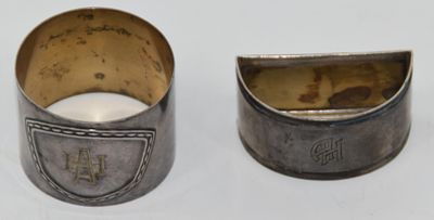 2 Napkin Rings. 2 Serviettenringe AH, einer Silber/punziert "800" m. Halbmond/Krone, Hst. u. 