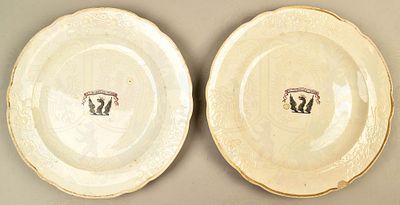 2 British Spode stoneware dishes 18th century. 2 Teller Spode Gro&szlig;britannien 18. Jahrhundert 