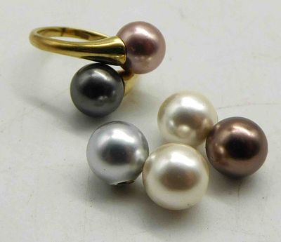 Ring with interchangeable pearls. Ring mit auswechselbaren Perlen, gepunzt "333", ges. 6 farbige 