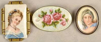 3 brooches/portrait brooches. 3 antike Broschen, 1. H&auml;lfte 20. Jhd., 2 Frauenportraits u. 1 