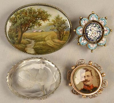 4 brooches/portrait brooches about 1910. 4 antike Broschen, um 1910: Soldatenportrait 