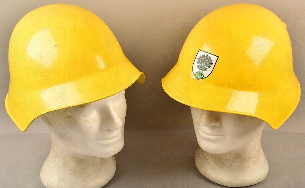 2 Swiss civil defence steel helmets 1940/63. 2 Stahlhelme 1940/63 Zivilschutz Schweiz, gelb 
