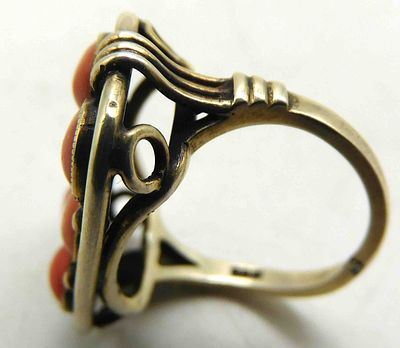 Ring with 6 coral cabochons. Ring mit 6 Korallen-Cabochons, gepunzt "925", Ringkopf geometrische 