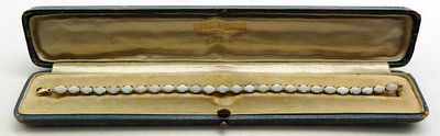 White opal link bracelet. Link bracelet with white opal, hallmarked "333", 1st half 20th century 