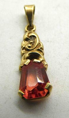 Necklace pendant with colored stone. Pendant with colored stone, eyelet hallmarked "585", set 