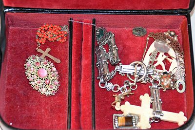 Jewelry case with chains and brooches. Jewelry case with 11 necklaces and brooches, 2 silver 