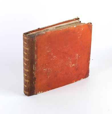 Volume con una raccolta di pi&ugrave; di 160 biglietti da visita di famiglie romane. Volume in 