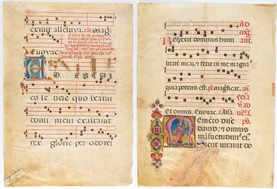 Due fogli di antifonario, inizi XVII secolo. a) Pergamena, 480 &times; 355 mm. Grande iniziale 